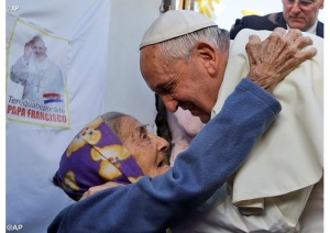 Papa abbraccia anziana c