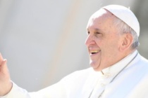 Nel vivo della Settimana Santa, Papa Francesco: “La mattina di Pasqua portate i vostri bambini a lavarsi gli occhi”