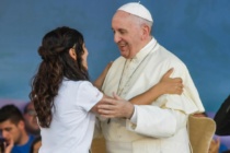 Papa Francesco ai giovani radunati al Circo Massimo: “No alla cultura della morte”, “Non lasciatevi rubare i sogni”