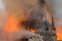In fiamme Notre Dame. I vescovi francesi: “È una grande perdita, una grande ferita”. La Santa Sede: “Sgomento e tristezza”