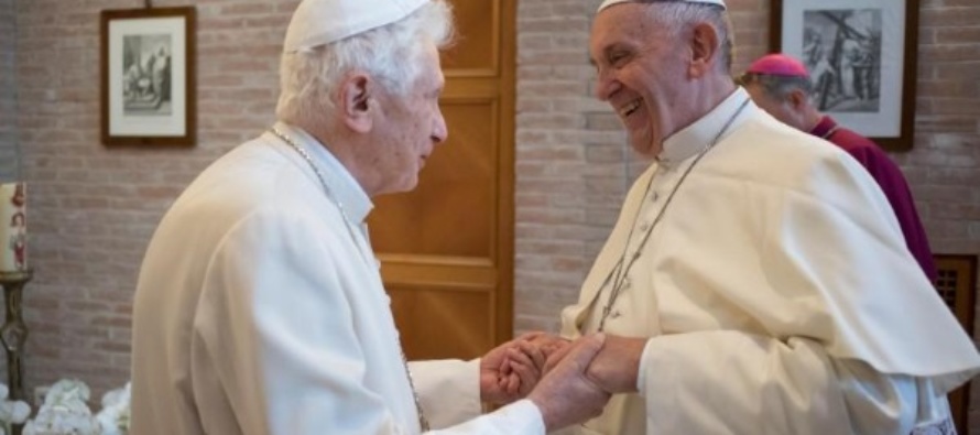 Salute Papa Benedetto, smentite le allusioni sulla sua condizione mentale. Mons. Ganswein: “ Sta bene”