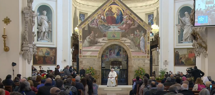 Il Papa ad Assisi: “Grazie ai poveri che aprono il cuore per darci la loro ricchezza”