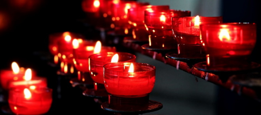 Ucraina. Leopoli: centinaia di candele accese in ricordo vittime di Bucha, Irpin, Mariupol, Chernihiv. Anche su forte oscurità, “la luce vince sempre”