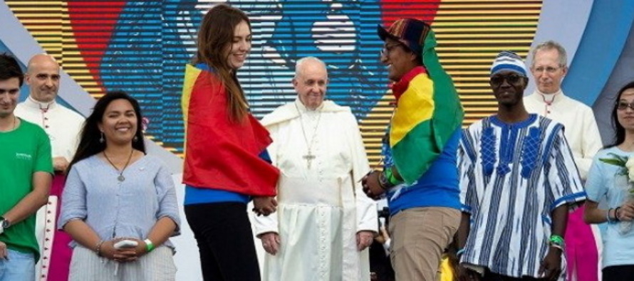 Incontro Famiglie, il Papa agli sposi: “Oltre che marito e moglie, siete fratelli nell’impegno sociale”