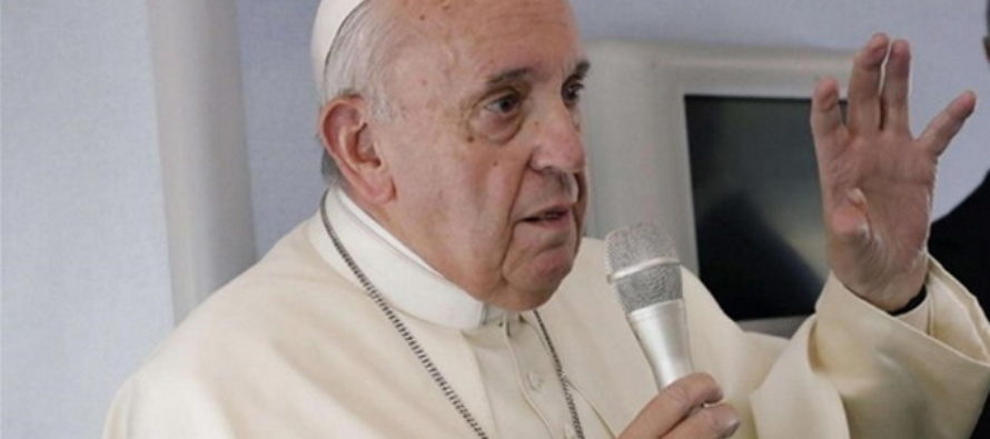 Papa in aereo dal Canada: contro gli indigeni “è stato un genocidio”, su dimissioni “la porta è aperta, ma in questo momento no”