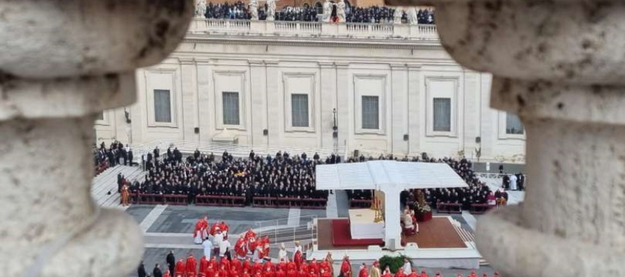 Funerali di Benedetto XVI. Papa Francesco: “Padre, nelle tue mani consegno il suo spirito”