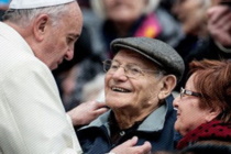 Papa Francesco: “per un mondo più umano e fraterno, non dimentichiamo i nonni e gli anziani”.