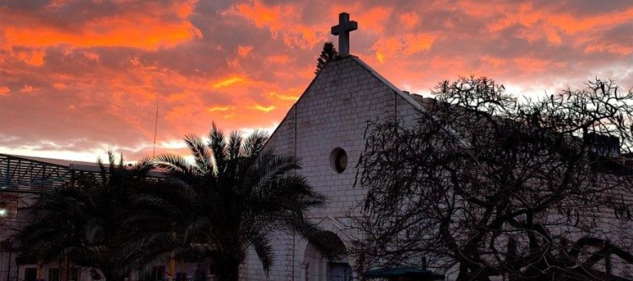 Israele e Hamas: Via Crucis celebrata dai cristiani di Gaza. Quartiere della parrocchia di nuovo sotto le bombe