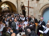 Guerra in Medio Oriente: Gerusalemme, mille studenti in Via Crucis per chiedere la pace