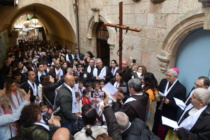 Guerra in Medio Oriente: Gerusalemme, mille studenti in Via Crucis per chiedere la pace