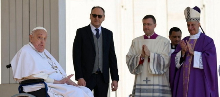 Papa Francesco dopo il ricovero, la prima uscita in piazza S. Pietro per il Giubileo degli ammalati