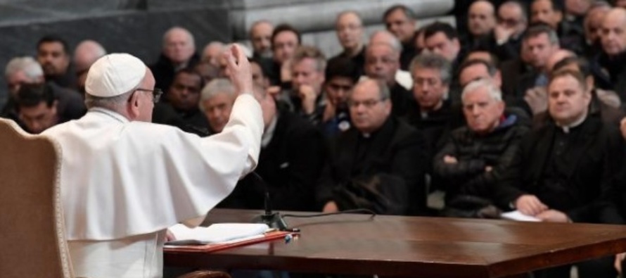 SAN GIOVANNI IN LATERANO – Papa Francesco ai parroci di Roma: “il punto fermo della nostra fede è la Croce di Cristo”.