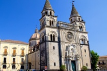 Crollo nel duomo di Acireale, il vescovo mons. Raspanti in visita al bimbo ferito in ospedale.”Preghiamo per lui”