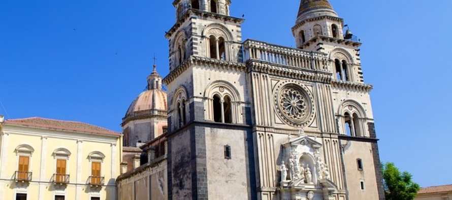 Crollo nel duomo di Acireale, il vescovo mons. Raspanti in visita al bimbo ferito in ospedale.”Preghiamo per lui”
