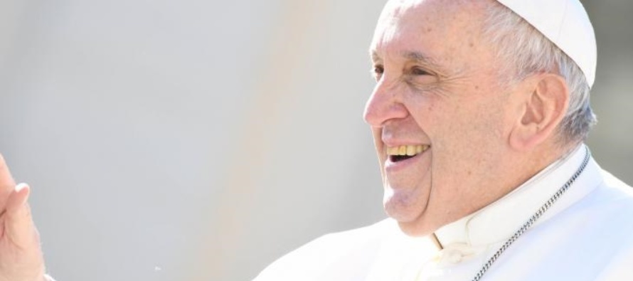 Nel vivo della Settimana Santa, Papa Francesco: “La mattina di Pasqua portate i vostri bambini a lavarsi gli occhi”