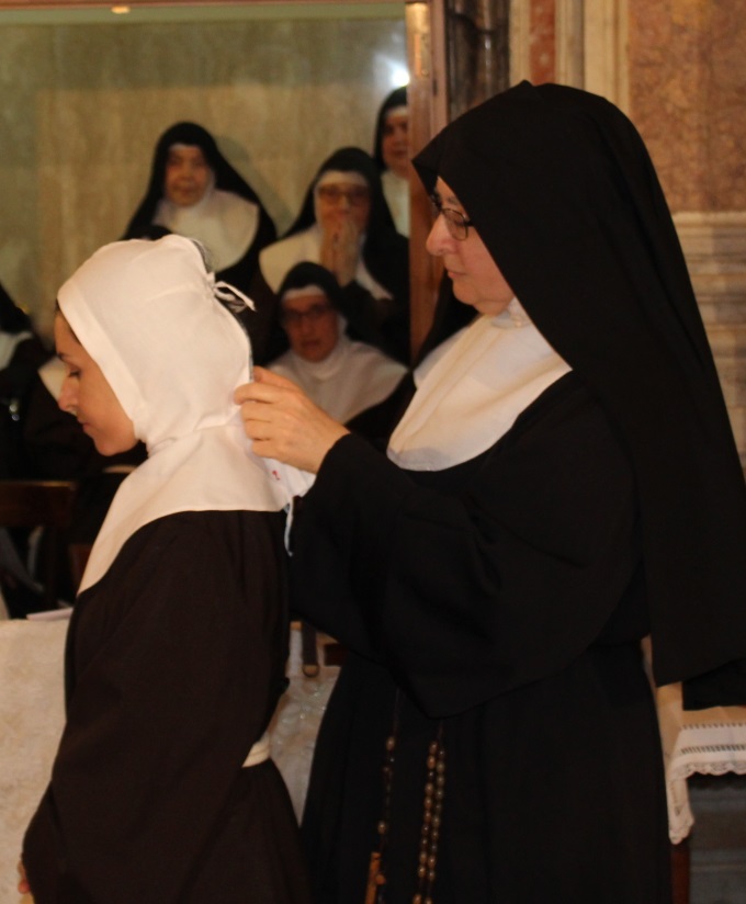 Taglio Francescano MESSINA – Montevergine, Iniziazione di Chiara e Cinzia: particolari del ...