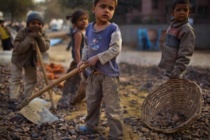 Nel mondo di oggi 10 milioni di “piccoli schiavi”. Il rapporto denuncia di “Save the Children“