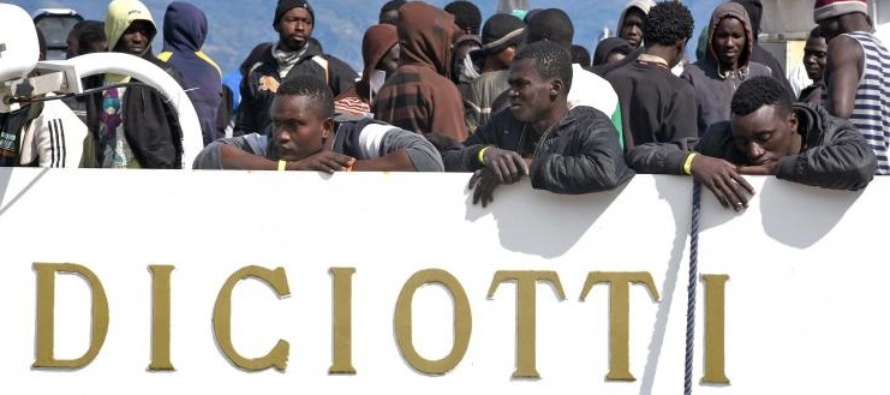 Nave Diciotti, la Chiesa italiana accoglie i migranti bloccati nel porto di Catania. Don Ivan Maffeis (Cei): “Ma questa è una risposta di supplenza”.