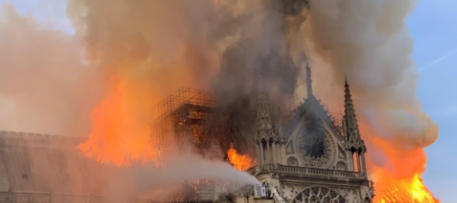 In fiamme Notre Dame. I vescovi francesi: “È una grande perdita, una grande ferita”. La Santa Sede: “Sgomento e tristezza”