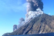 Eruzione a Stromboli.  Eolie in stato di allerta: paura onda anomala. Visita del vescovo ausiliare Cesare Di Pietro