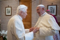 Salute Papa Benedetto, smentite le allusioni sulla sua condizione mentale. Mons. Ganswein: “ Sta bene”