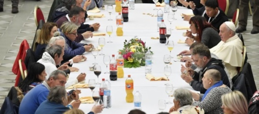 Papa Francesco a pranzo con i poveri: menu tradizionale con lasagna, pollo e tiramisù