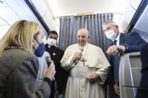 Viaggio a Cipro e Grecia, il Papa ai giornalisti in aereo: “Il documento della UE sul Natale è un anacronismo”