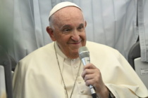 Ritorno da Ungheria, Papa ai giornalisti: “In corso una missione per la pace in Ucraina”