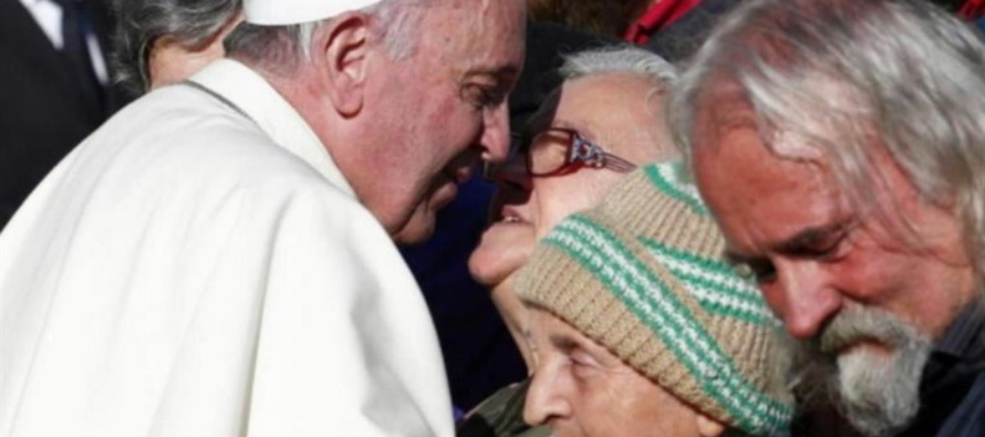 Giornata dei poveri, Francesco: mettere la nostra spalla sotto la croce degli ultimi