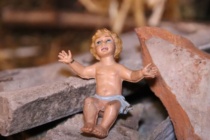 Gesù Bambino che nasce tra bombe e macerie: “La nuova strage degli innocenti”