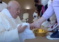 Messa in Coena Domini, Papa Francesco: lava i piedi a 12 detenute, “Gesù non si stanca mai di perdonare”