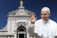 Leone XIV ad Assisi, incontro con la Gioventù Francescana: “l’Europa e il mondo cercano nuovi santi”