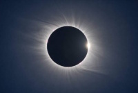 Maria e la Chiesa come “luna” che riflette la luce dell’unico Sole: Cristo anche se appare eclissato