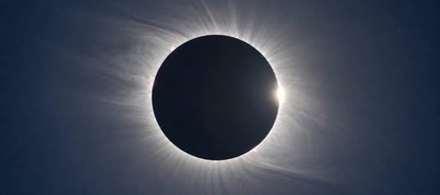 Maria e la Chiesa come “luna” che riflette la luce dell’unico Sole: Cristo anche se appare eclissato