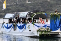 Lago Albano, Leone XIV primo Papa che lo attraversa in battello: “L’odio e la violenza portano solo distruzione e morte”
