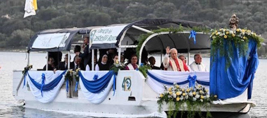 Lago Albano, Leone XIV primo Papa che lo attraversa in battello: “L’odio e la violenza portano solo distruzione e morte”