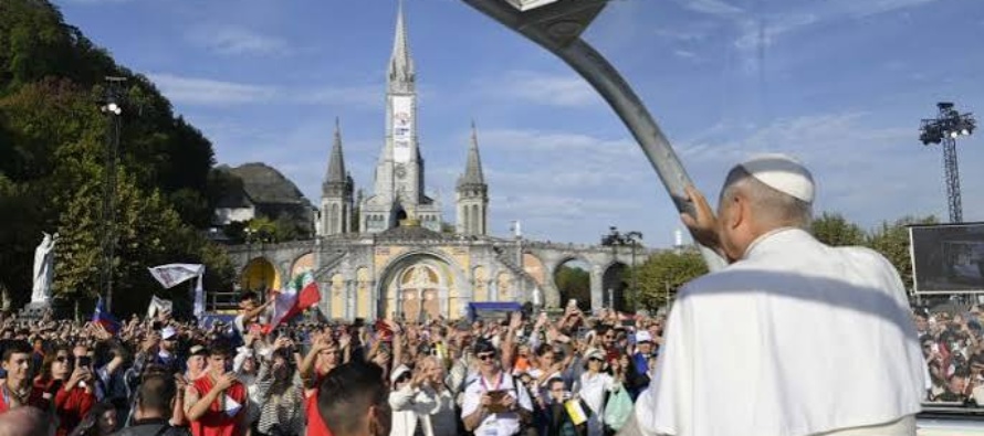 Papa in Francia: “Lourdes santuario della speranza cristiana”