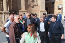 Frana a Niscemi. Il card. Zuppi incontra i cittadini: “Se ne esce insieme”. Contributo della Chiesa italiana per la scuola elementare
